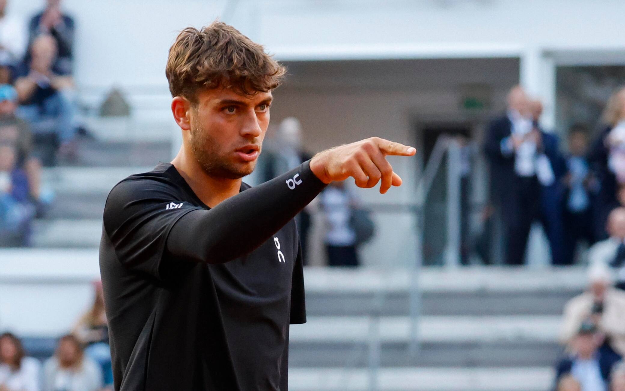 Roland Garros, Cobolli omaggia Nadal: tocca la targa celebrativa sul Philippe Chatrier