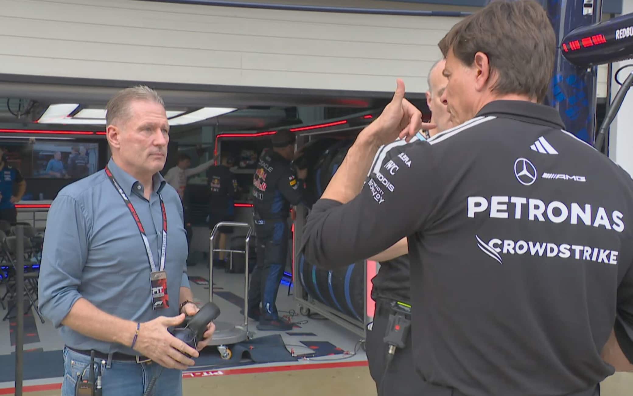 Wolff-Verstappen, chiacchere nel paddock di Sepang e una telefonata in arrivo. VIDEO