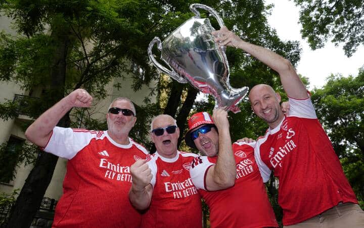 Migliaia di tifosi presenti a Budapest ad accompagnare entrambe le squadre, con un misto di tensione, gioia e (poca) scaramanzia. Poi, alla Puskas Arena, è lo show dei Killers ad inaugurare questa serata che consacrerà alla storia Psg o Arsenal: tutte le emozioni della serata raccolte per immagini
