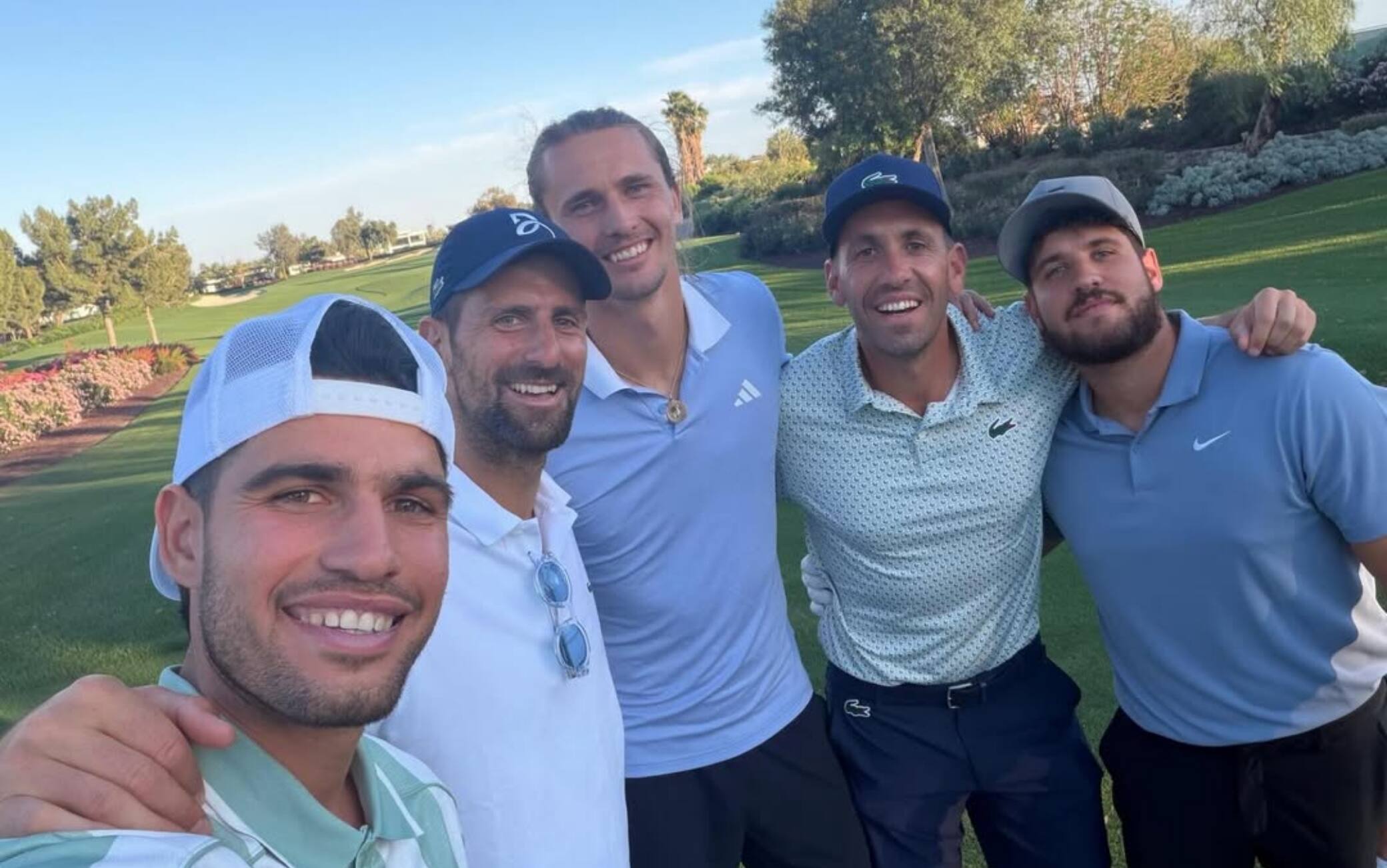 Alcaraz a Indian Wells gioca a golf con Djokovic e Zverev. La FOTO