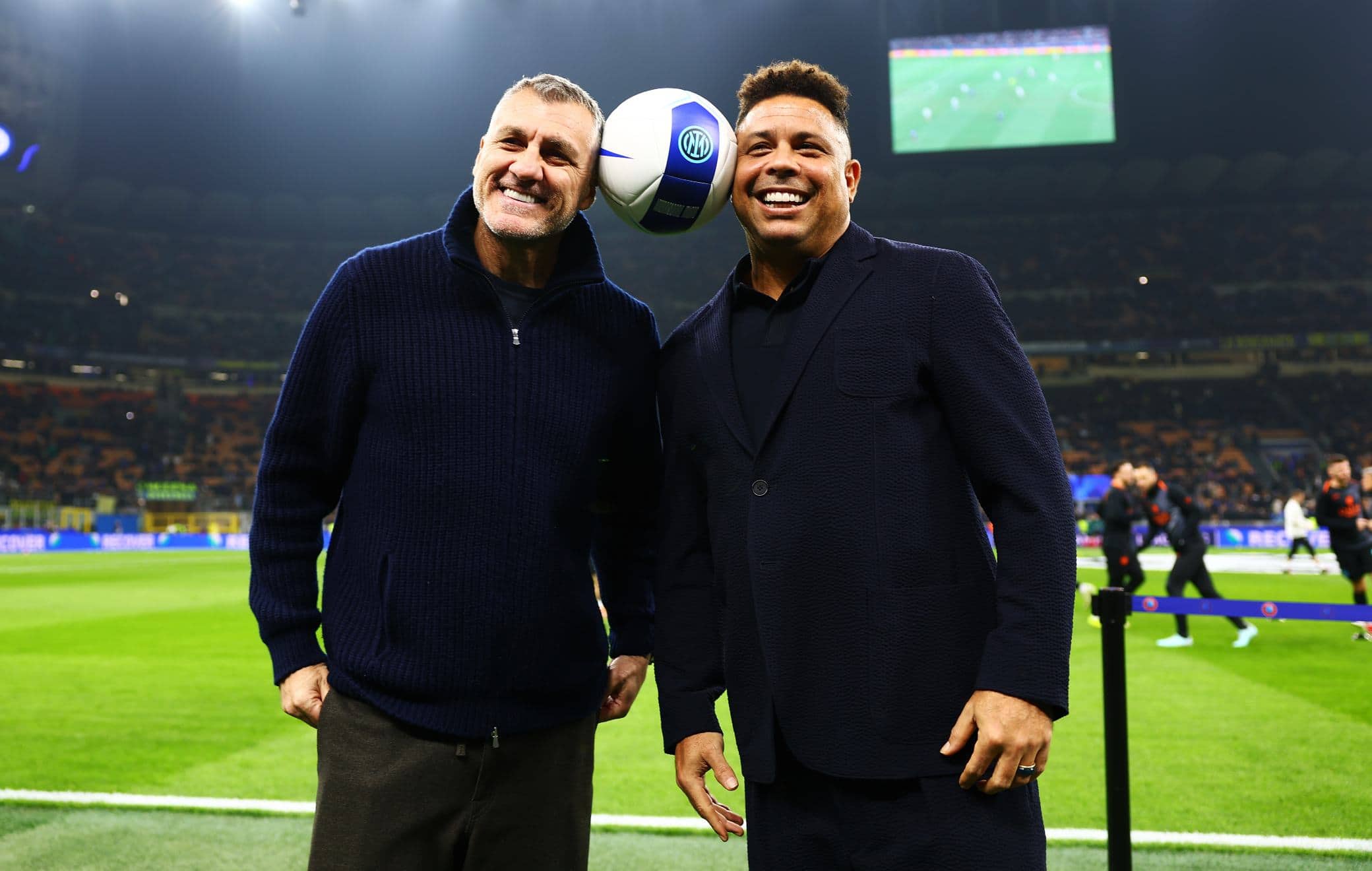 Vieri e Ronaldo di nuovo insieme a San Siro: premiati dall'Inter. FOTO