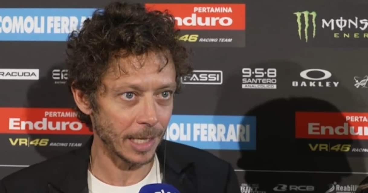 https://sport.sky.it/assets/images/61d49160be8b490ba123d0a6ba586375c3cc1b6a/skysport/it/motori/motogp/video/2026/01/14/valentino-rossi-vr46-motogp-2026-intervista-1065993/rossi_screen_intv_og.jpg?im=Resize,width=1218