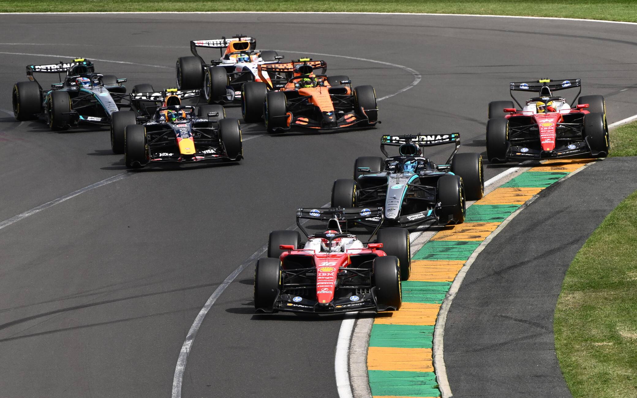 Questa nuova F1 è diversa: e che lotte alla Mario Kart... VIDEO