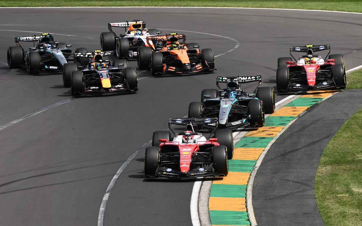 https://sport.sky.it/assets/images/6200114df73b280de2c95e9e985fea1d338de524/skysport/it/motori/formula-1/video/2026/03/08/f1-gp-australia-piria-commento-video-1080348/partenza_ansa.jpg?im=Resize,width=1218