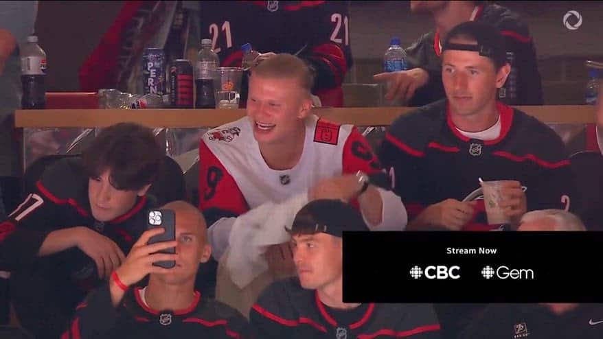 Haaland e la Norvegia sugli spalti dell'hockey