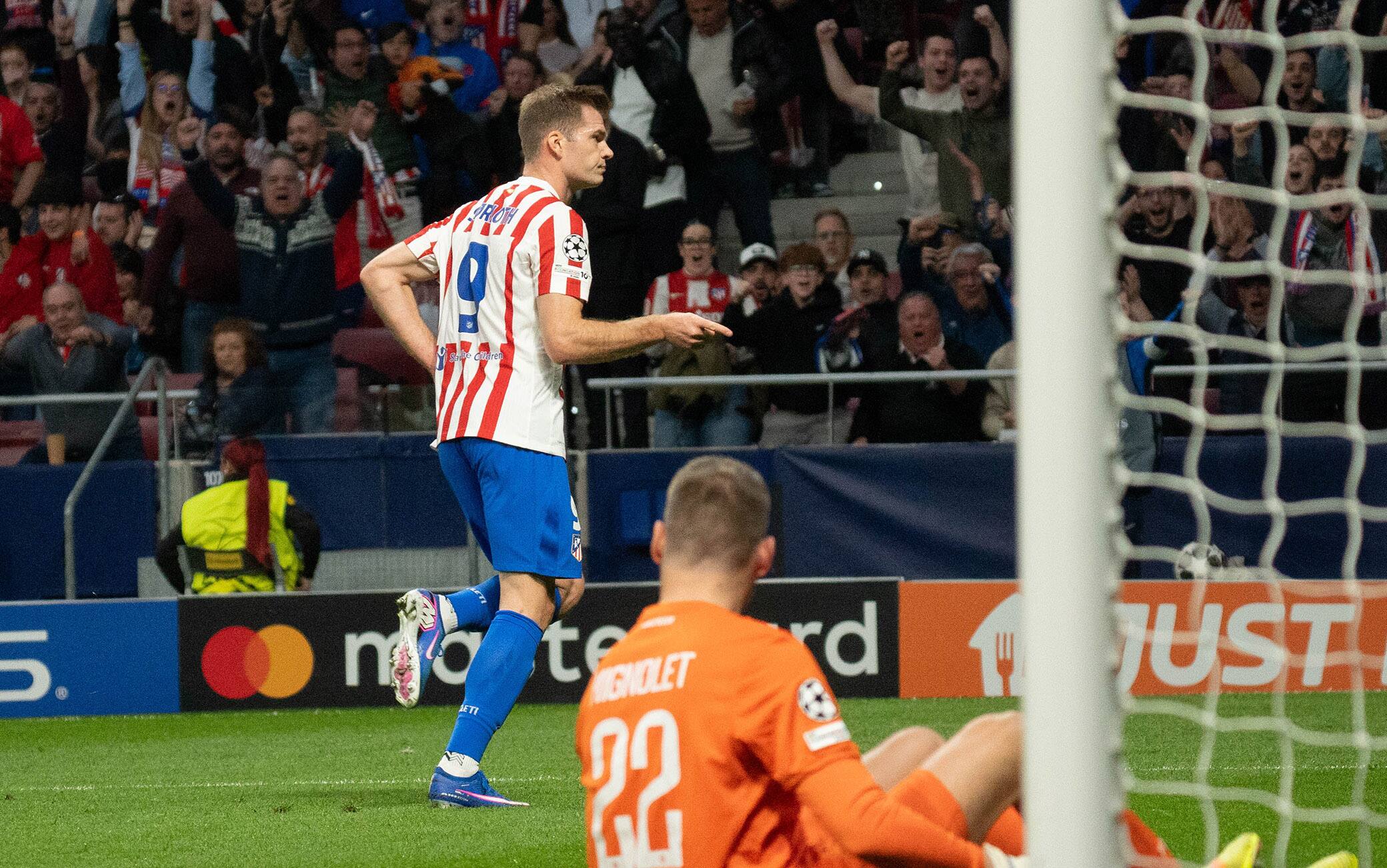 Atletico Madrid-Bruges, errore di Mignolet: la papera su Sorloth costa l'1-0. VIDEO