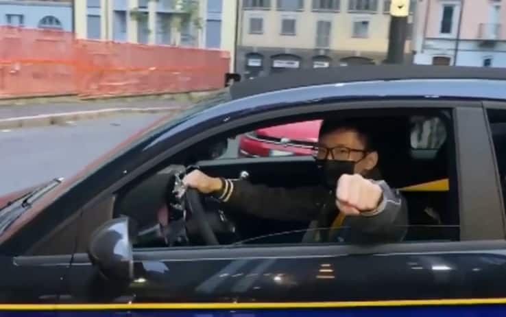 Zhang junior esce dalla sede dell'Inter