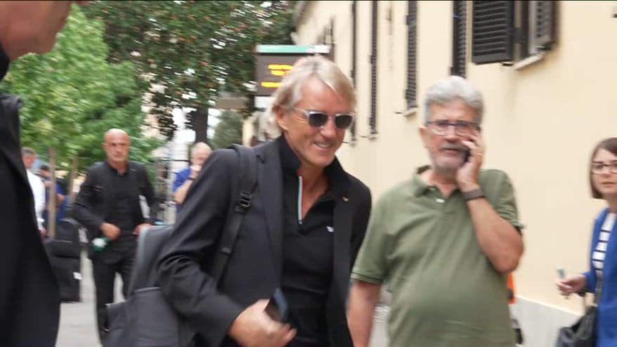 L'Italia in partenza da Coverciano verso Roma