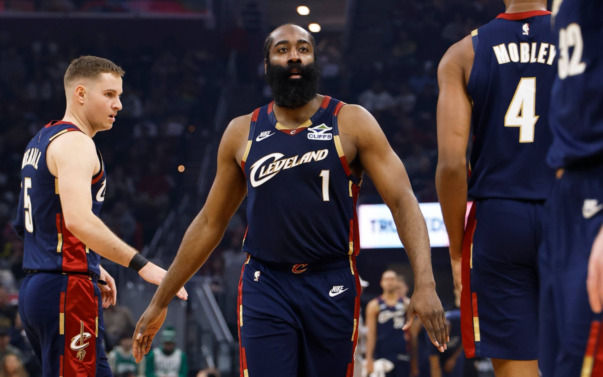 NBA, Harden si inventa un alley-oop assurdo: passaggio lungo 20 metri. VIDEO