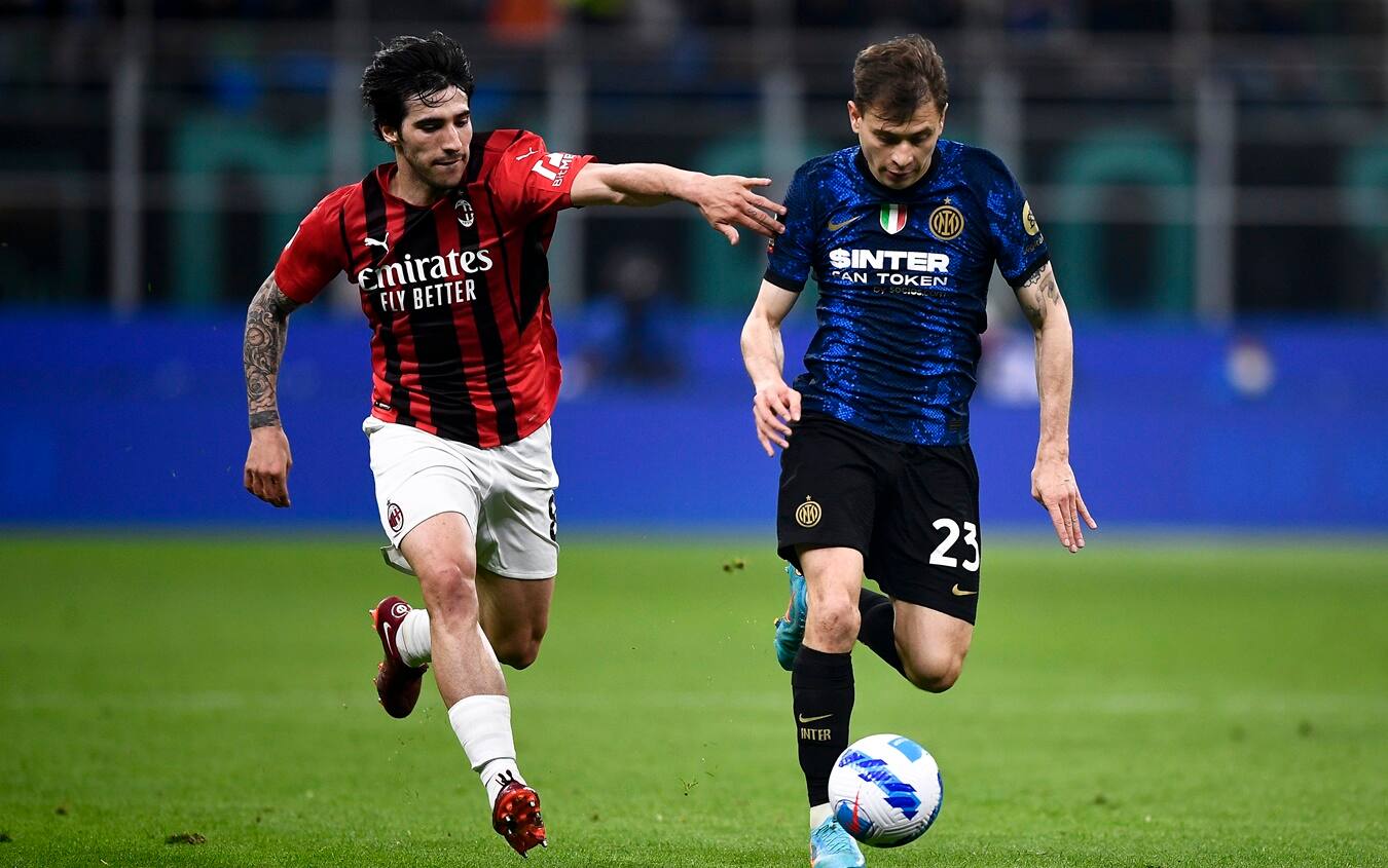 Tonali e Barella si sfidano durante il derby di Milano