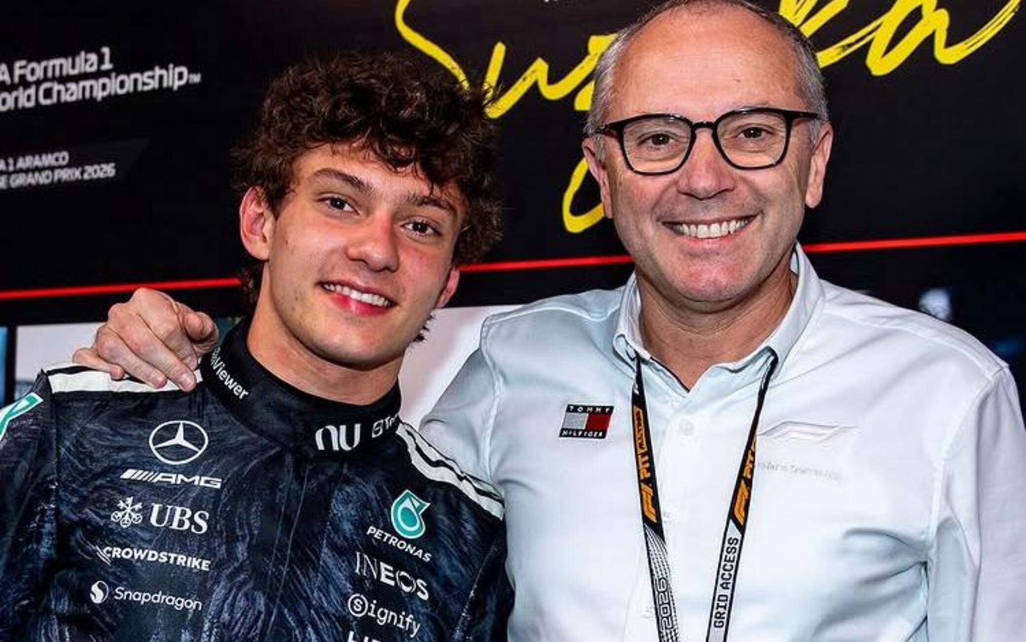 F1, Antonelli riceve una targa premio da Domenicali al GP del Giappone. FOTO