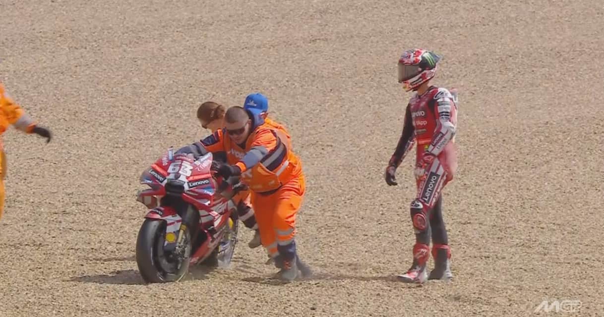 Bagnaia, la caduta oggi a Le Mans 'frena' anche Marc Marquez. FOTO ...