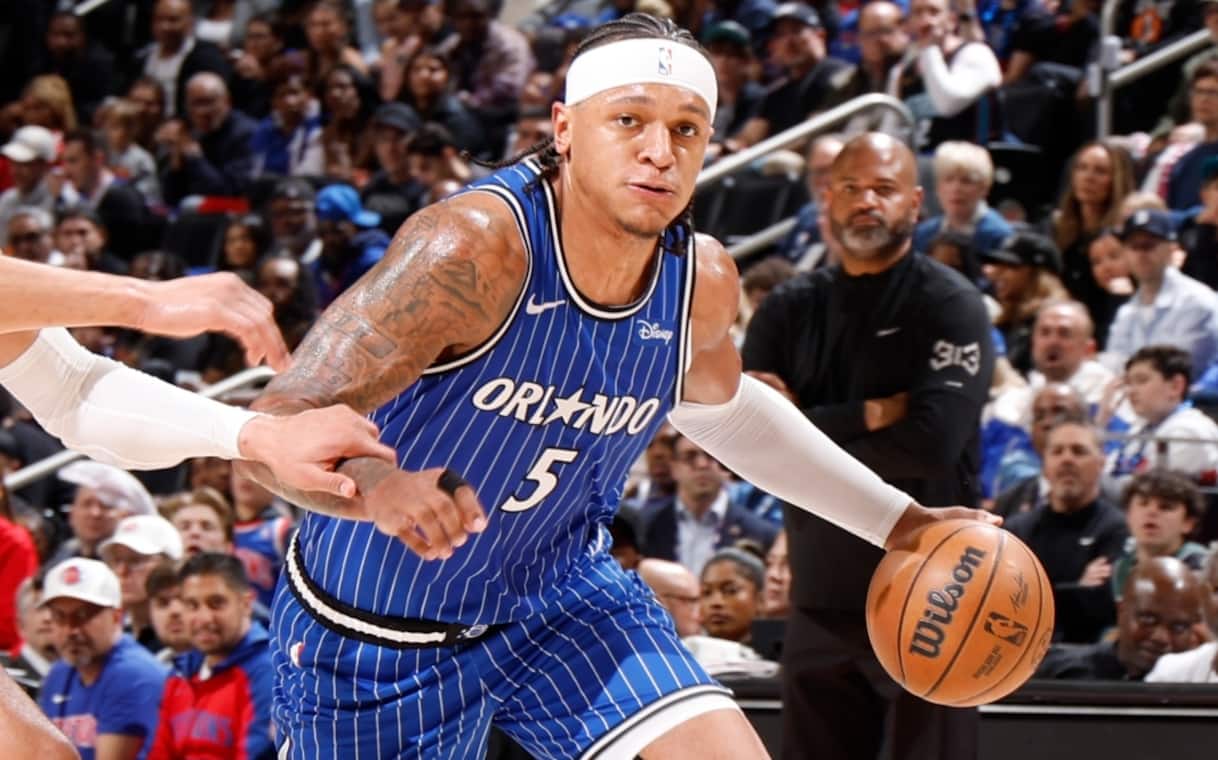 https://sport.sky.it/assets/images/640f56029dd77165055c0d29d4f09494fe644e73/skysport/it/nba/2026/05/03/nba-risultati-partite-playoff-notte-4-maggio-video/Paolo_Banchero_Getty_Orlando_Magic.jpg?im=Resize,width=1218