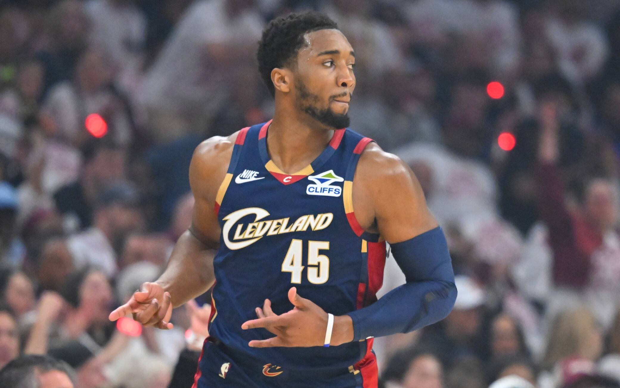 Playoff NBA, Donovan Mitchell ubriaca Duncan Robinson: tripla pazzesca. VIDEO