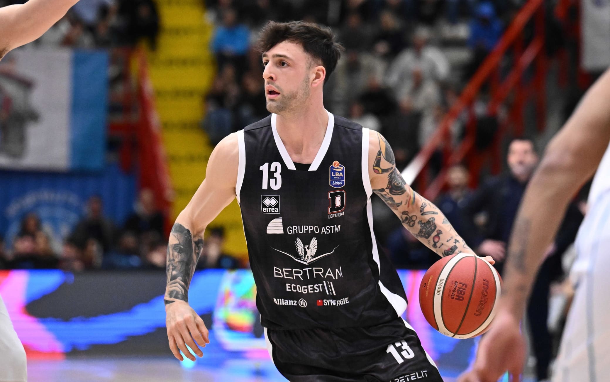 Napoli Tortona, Tommaso Baldasso chiude il 1° quarto col canestro da metà campo. VIDEO