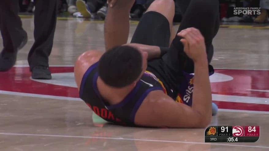 NBA, infortunio alla caviglia per Devin Booker