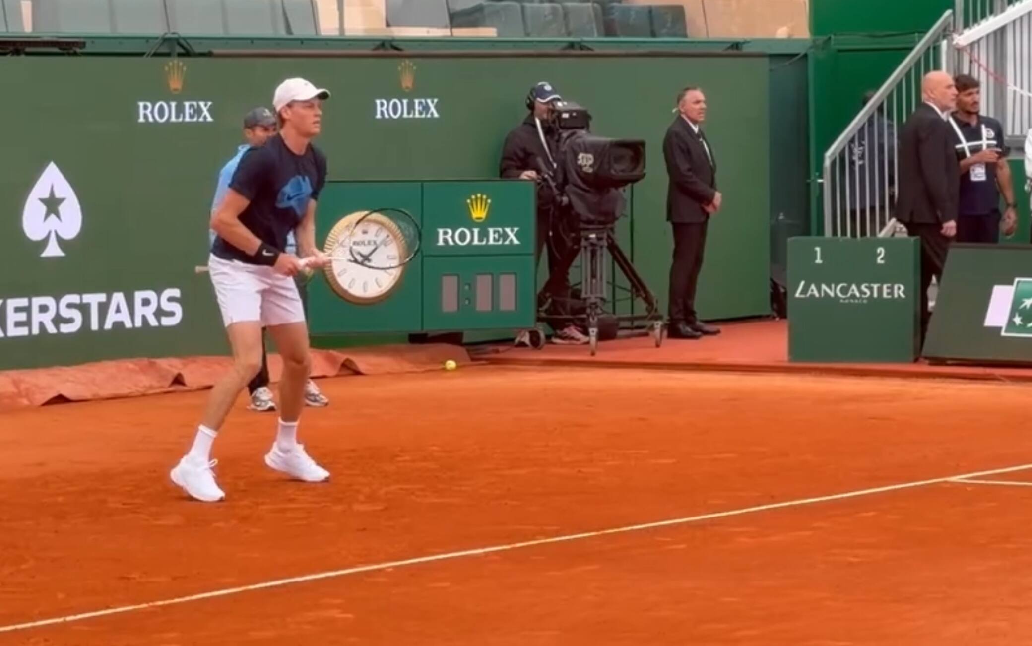 Sinner, il warm up prima del match con Humbert all'Atp Monte-Carlo