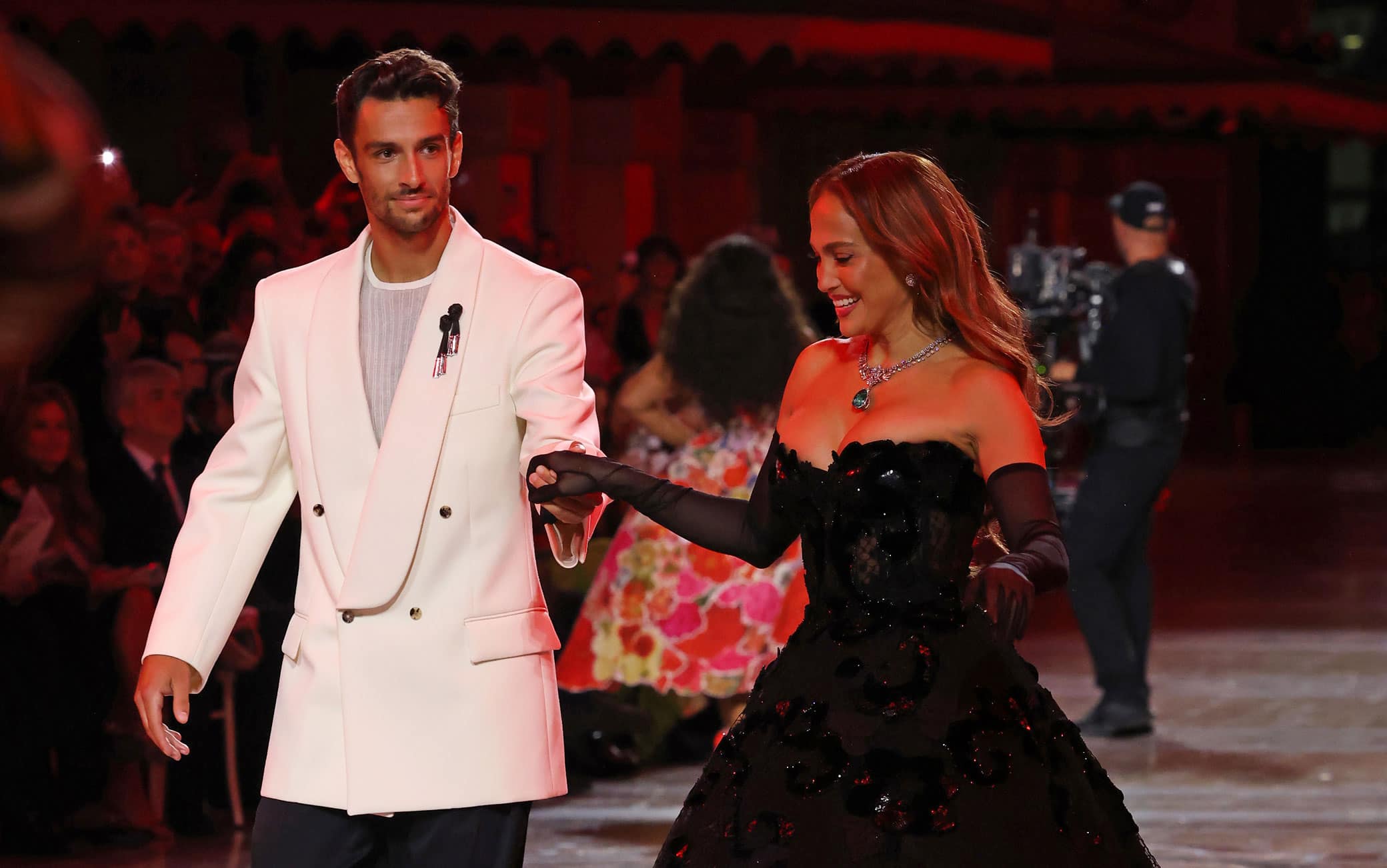 Musetti e Jennifer Lopez, il ballo alla Milano Fashion Week conquista la platea. FOTO