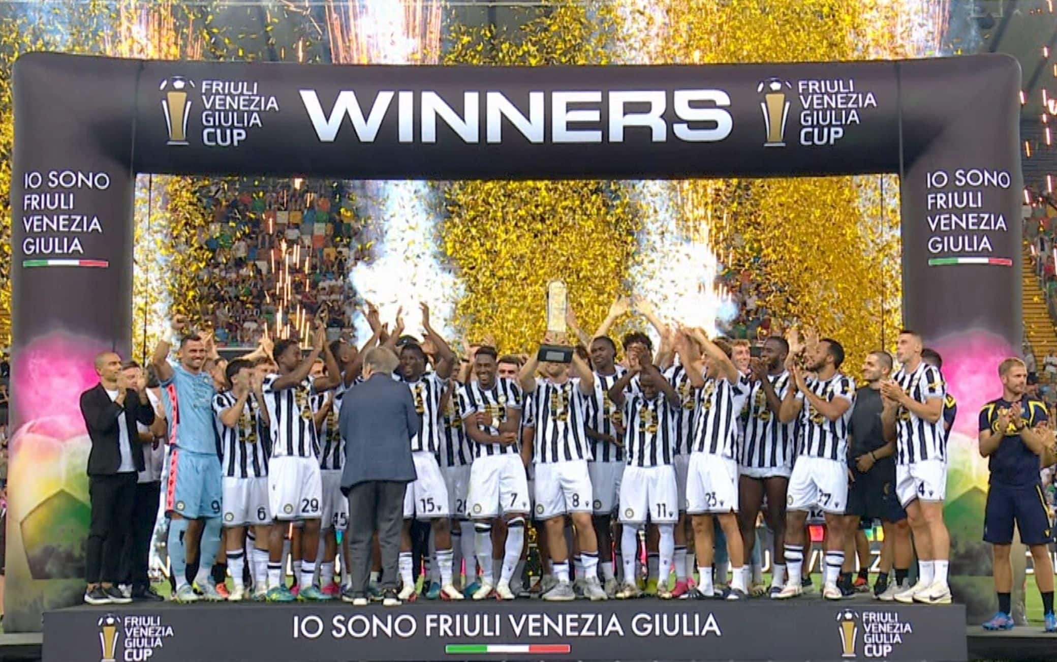 L'udinese alza la coppa