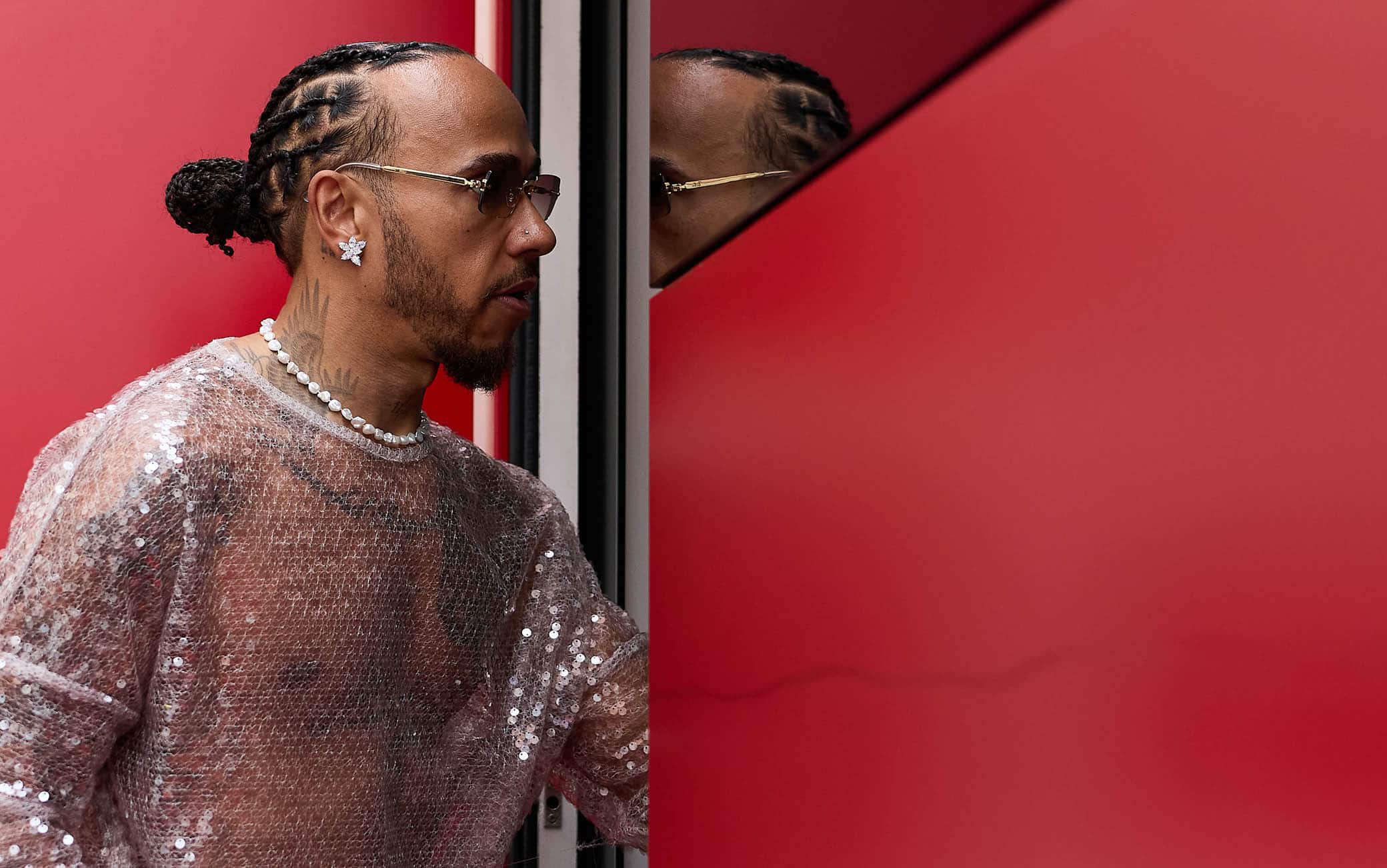 F1, Hamilton sfila a Montecarlo: il look del pilota Ferrari prima del GP Monaco