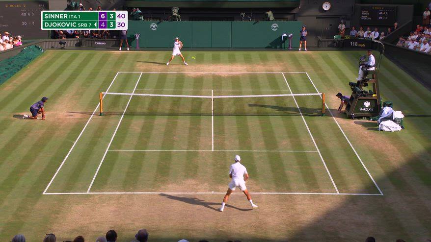 Sinner, deliziosa palla corta a Djokovic che vale il break