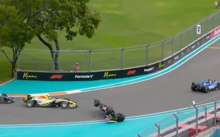 Paura Gasly: l'Alpine si ribalta all'inizio del GP di Miami, pilota illeso