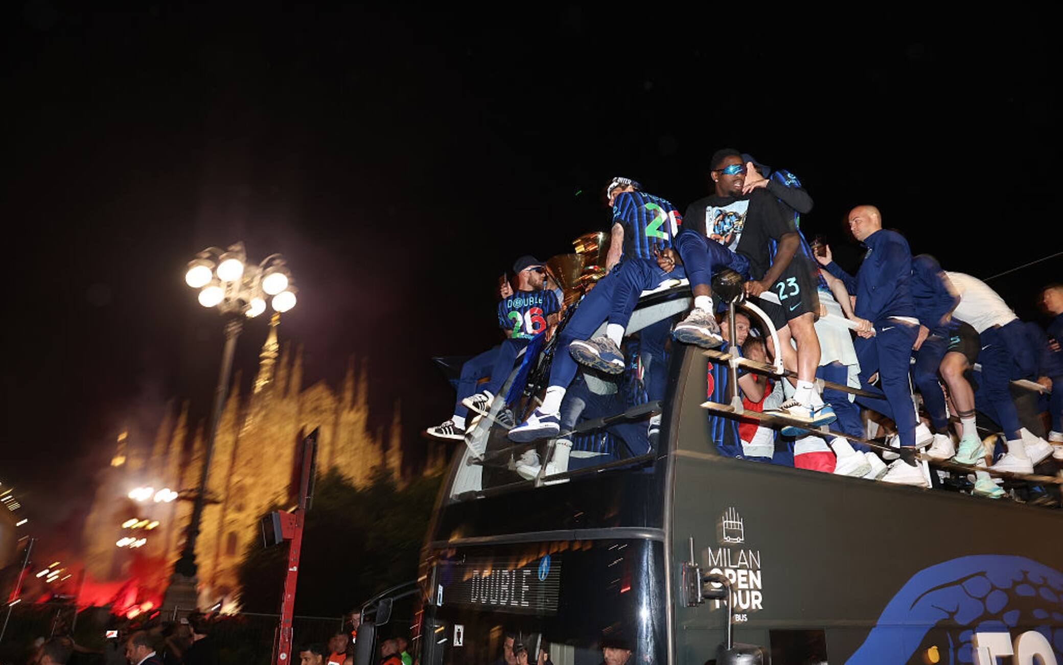 Inter, la festa sul pullman scoperto e l'abbraccio dei tifosi in Duomo