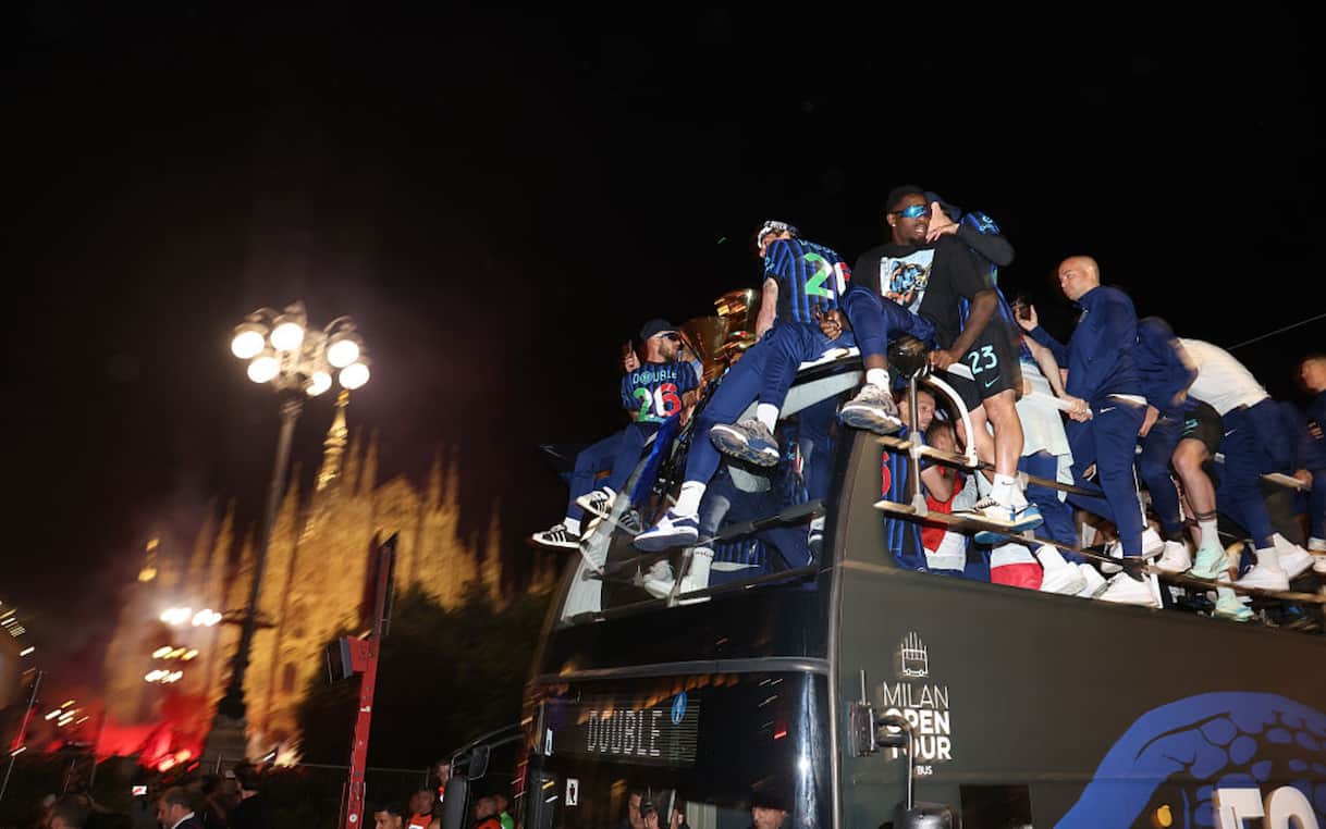 https://sport.sky.it/assets/images/66fe44af513914f01fe45eab4744af19b9055b0b/skysport/it/calcio/serie-a/video/2026/05/18/inter-pullman-festa-oggi-video-1098874/inter_festa_scudetto_duomo.jpg?im=Resize,width=1218