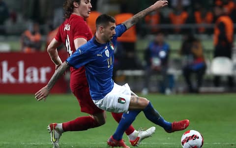 epa09859301 Caglar Soyuncu (L) of Turkey in action against Mattia Zaccagni (R) of Italy during the international friendly soccer match between Turkey and Italy in Konya, Turkey, 29 March 2022.  EPA/ERDEM SAHIN