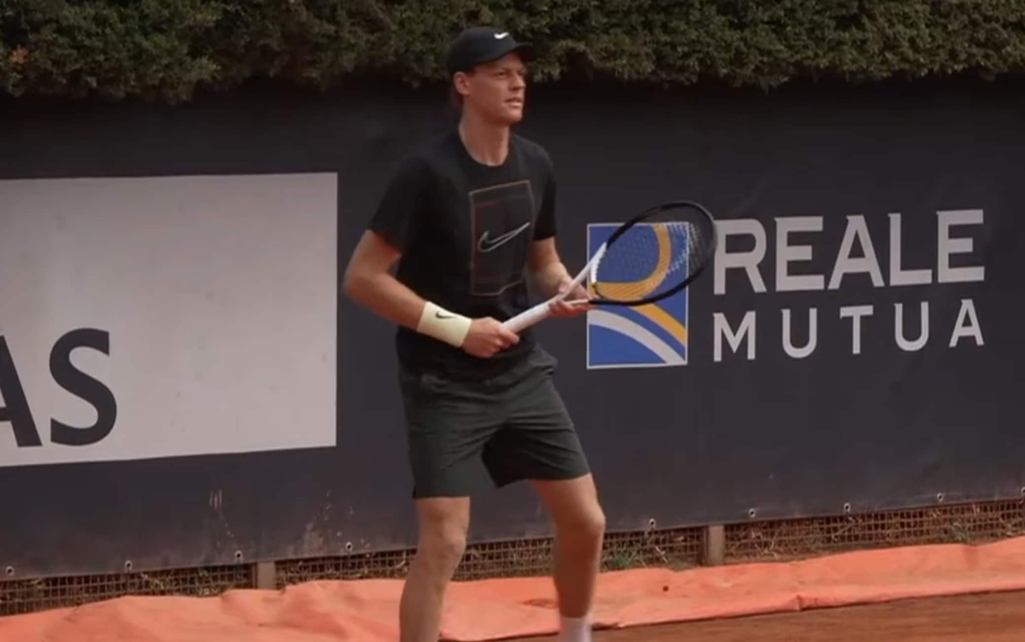Atp Roma, il warm-up di Sinner verso il derby con Pellegrino. VIDEO