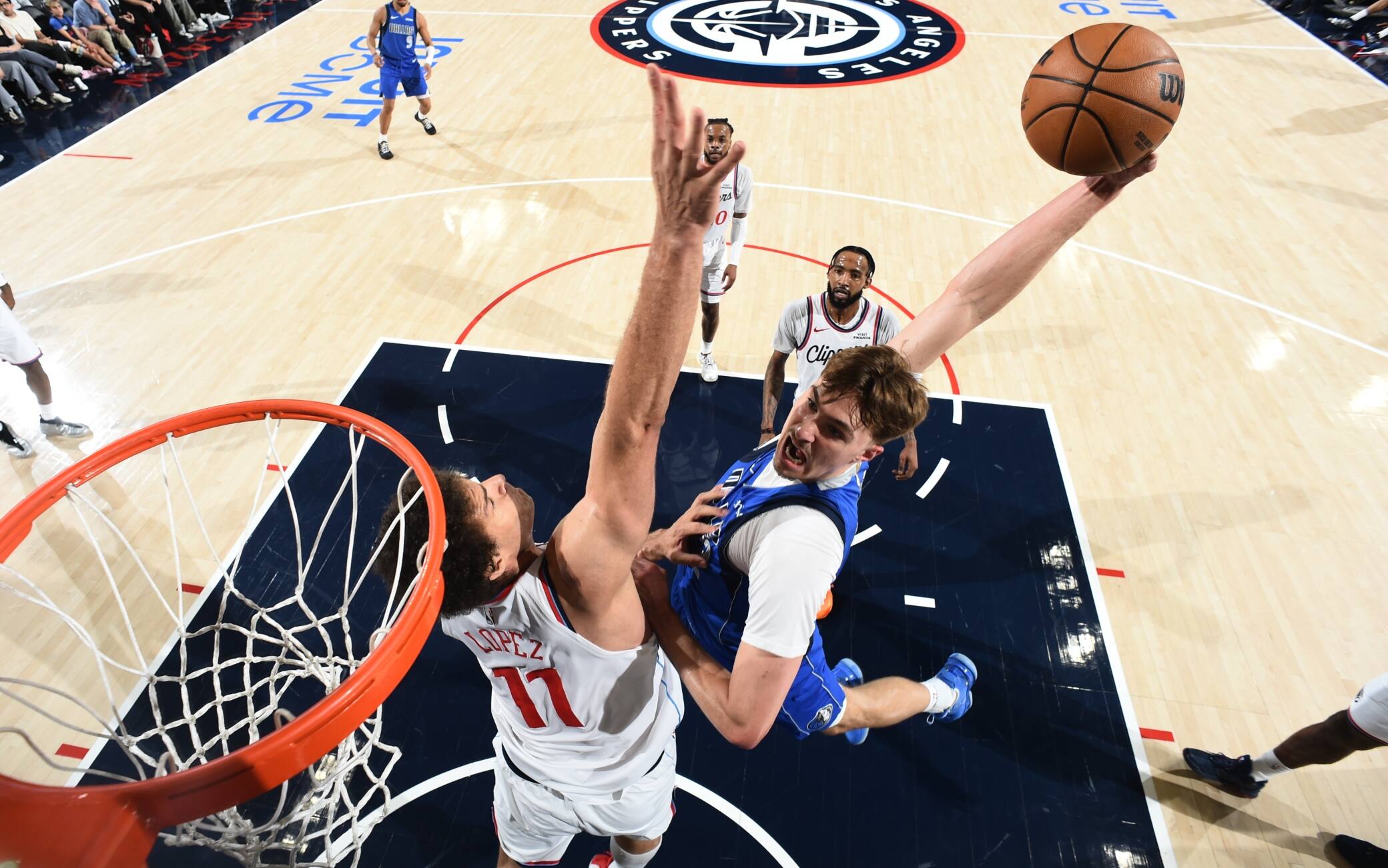 NBA, Cooper Flagg decolla sulla testa di Brook Lopez nella top-5 della notte. VIDEO