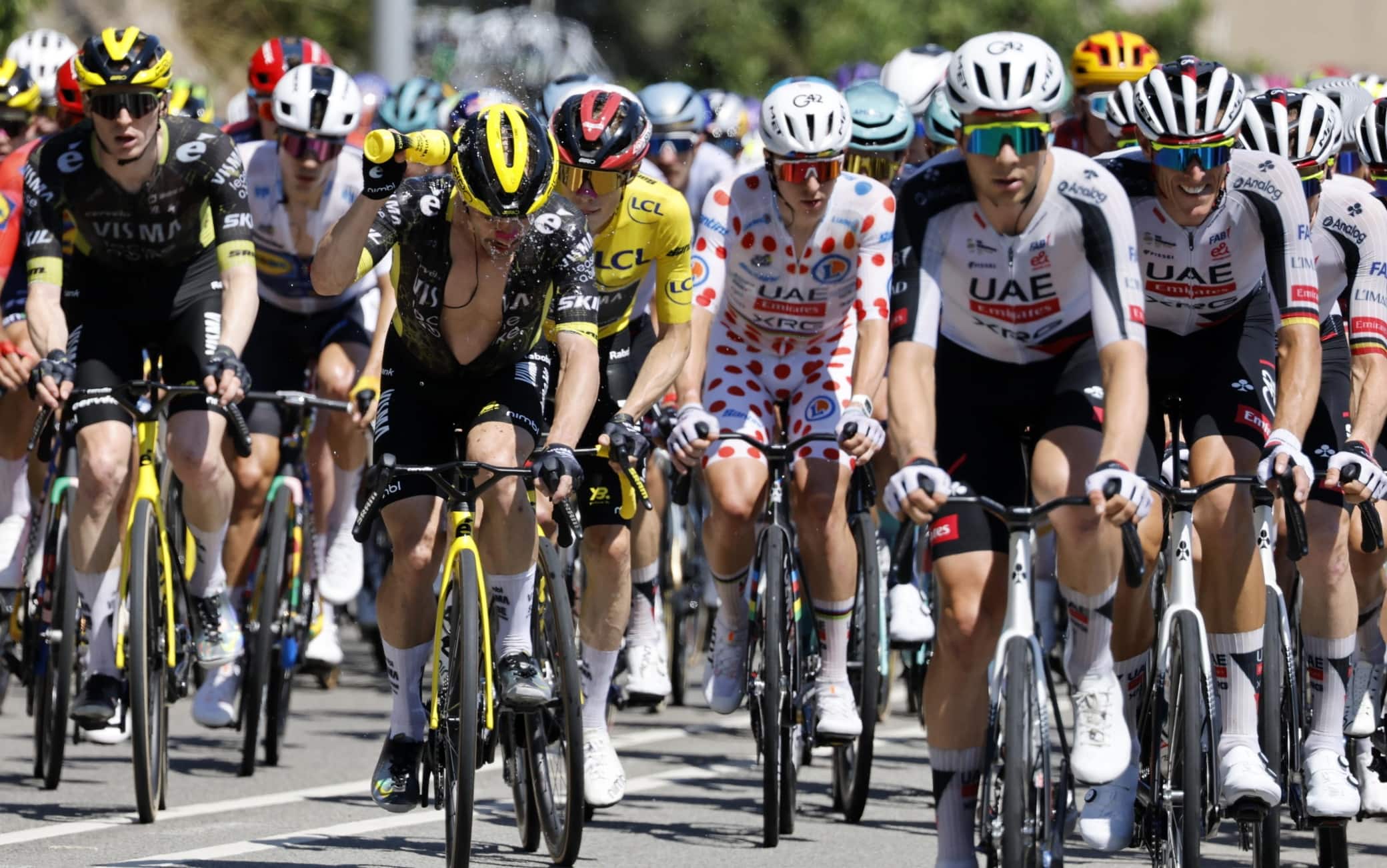 Tour de France, incendi sui Pirenei: terza tappa senza pubblico e carovana, il comunicato