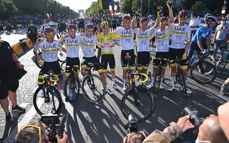 La festa di Pogacar sui Campi Elisi con i compagni dell'UAE Emirates