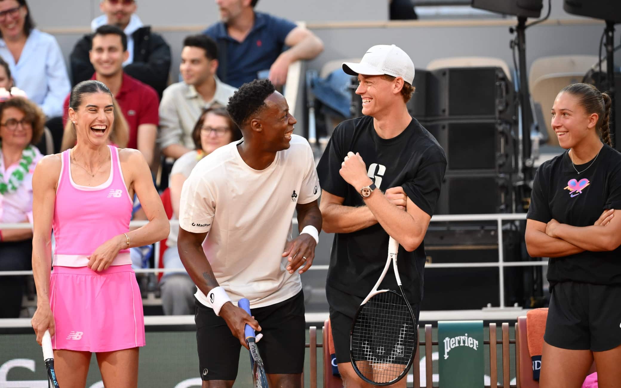 Sinner, risate con Monfils all'evento per il francese al Roland Garros. FOTO