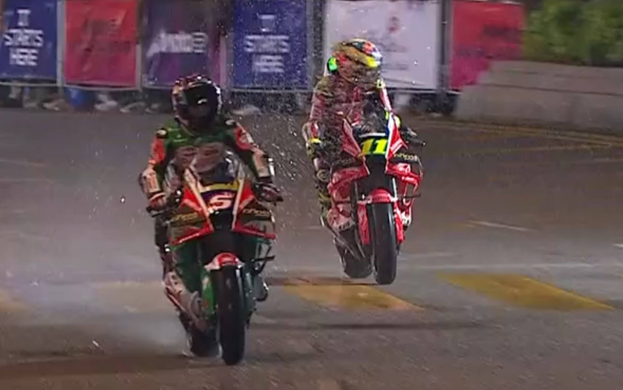 Zarco su una pozzanghera, 'doccia' per il compagno in Honda Lcr Moreira. VIDEO