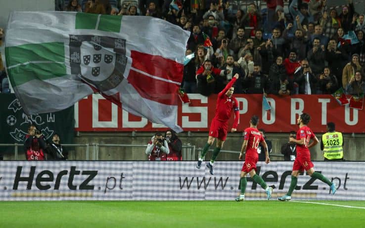Cristiano Ronaldo esulta nella partita tra Portogallo e Lituania
