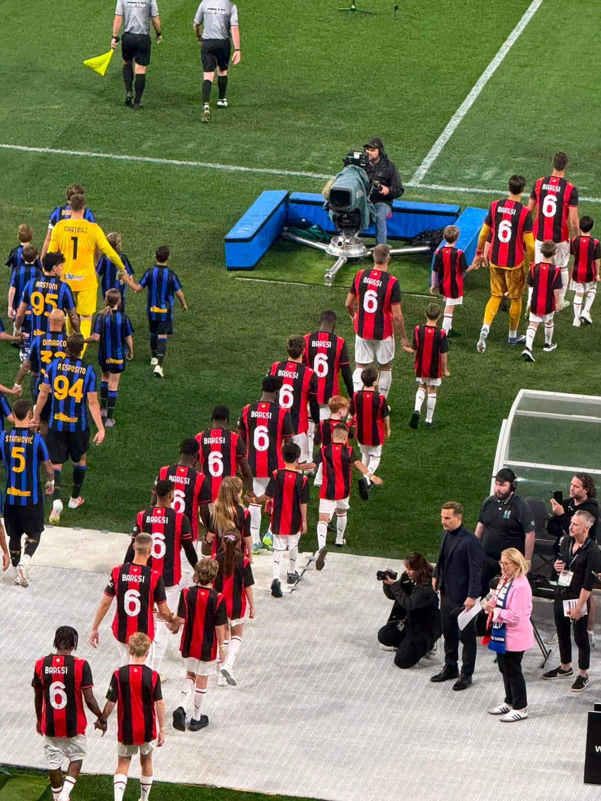 I giocatori del Milan tutti col numero 6 in ricordo di Franco Baresi