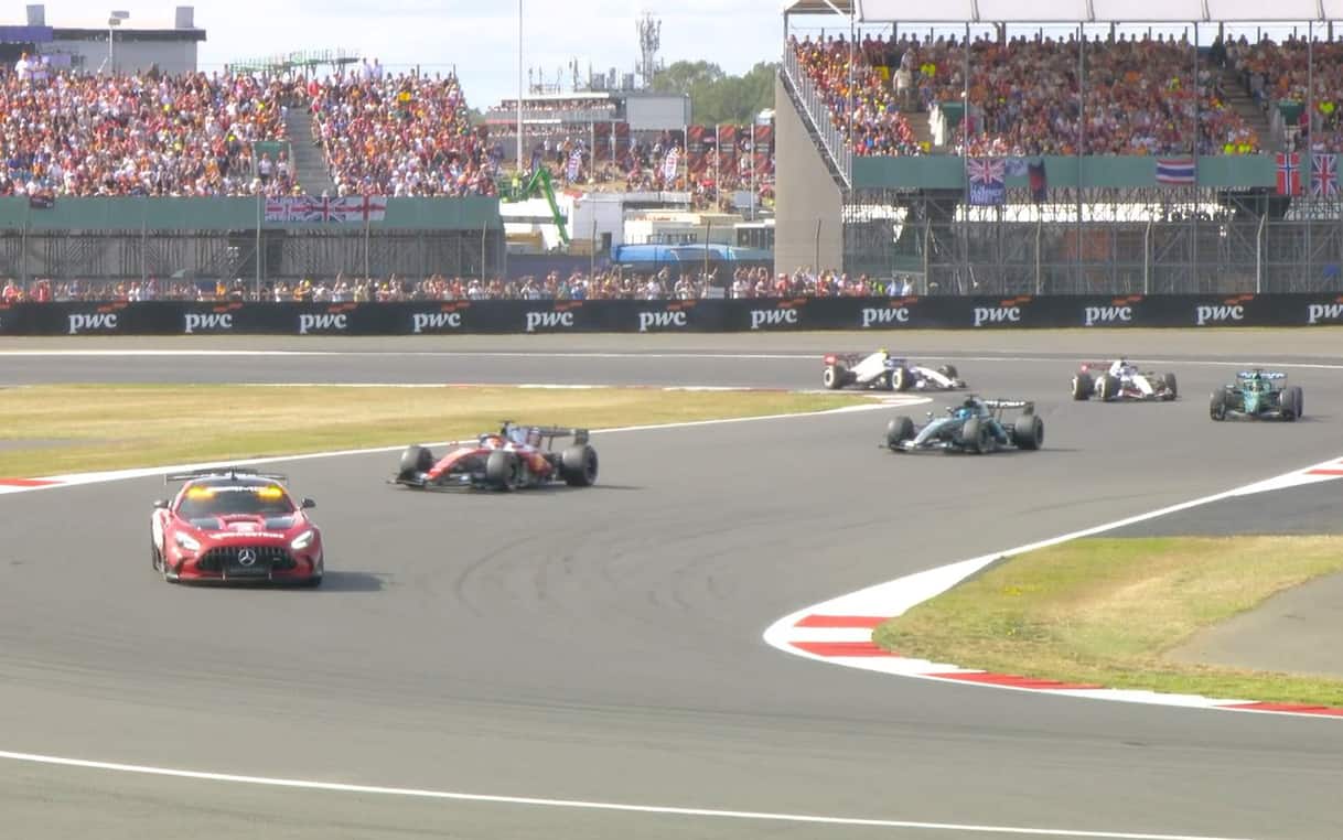 https://sport.sky.it/assets/images/699b9721106e66d9d6338c78b480dcbf862df794/skysport/it/motori/formula-1/video/2026/07/05/f1-gp-silverstone-safety-car-spiegazione-video-1109827/safety.jpg?im=Resize,width=1218