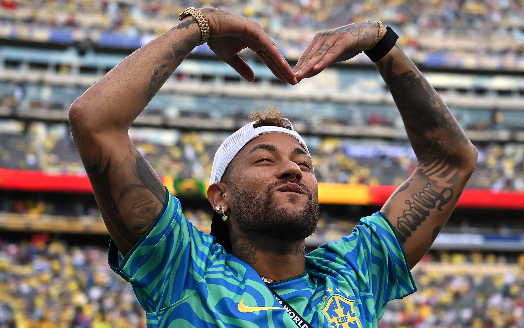 Mondiali, Neymar infortunato dispensa sorrisi. Da Pogba a Brady, i vip per Brasile-Marocco