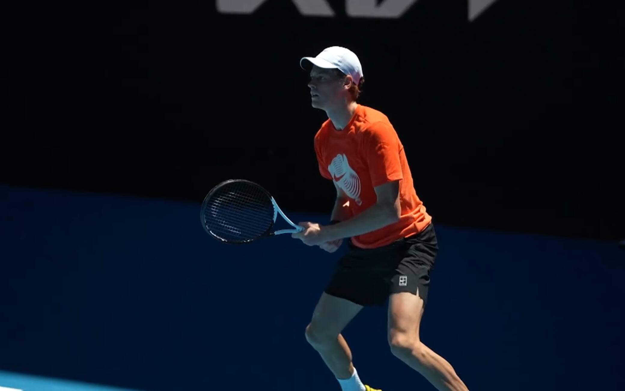 Sinner si prepara al debutto di martedì agli Australian Open: l'allenamento. VIDEO