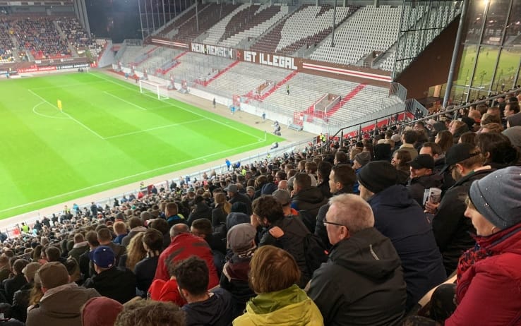 St Pauli: "Nessun essere umano è illegale"