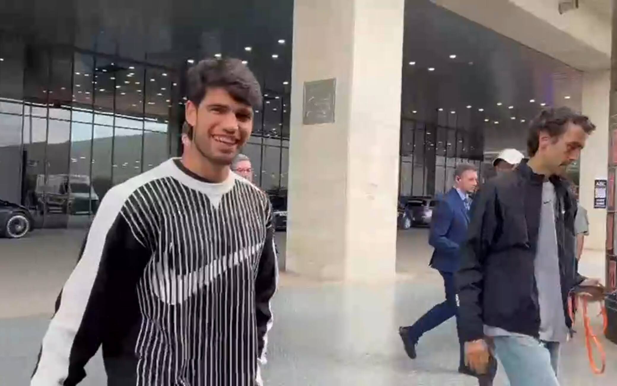 Alcaraz, l'arrivo all'Atp Madrid per il match del fratello Jaime