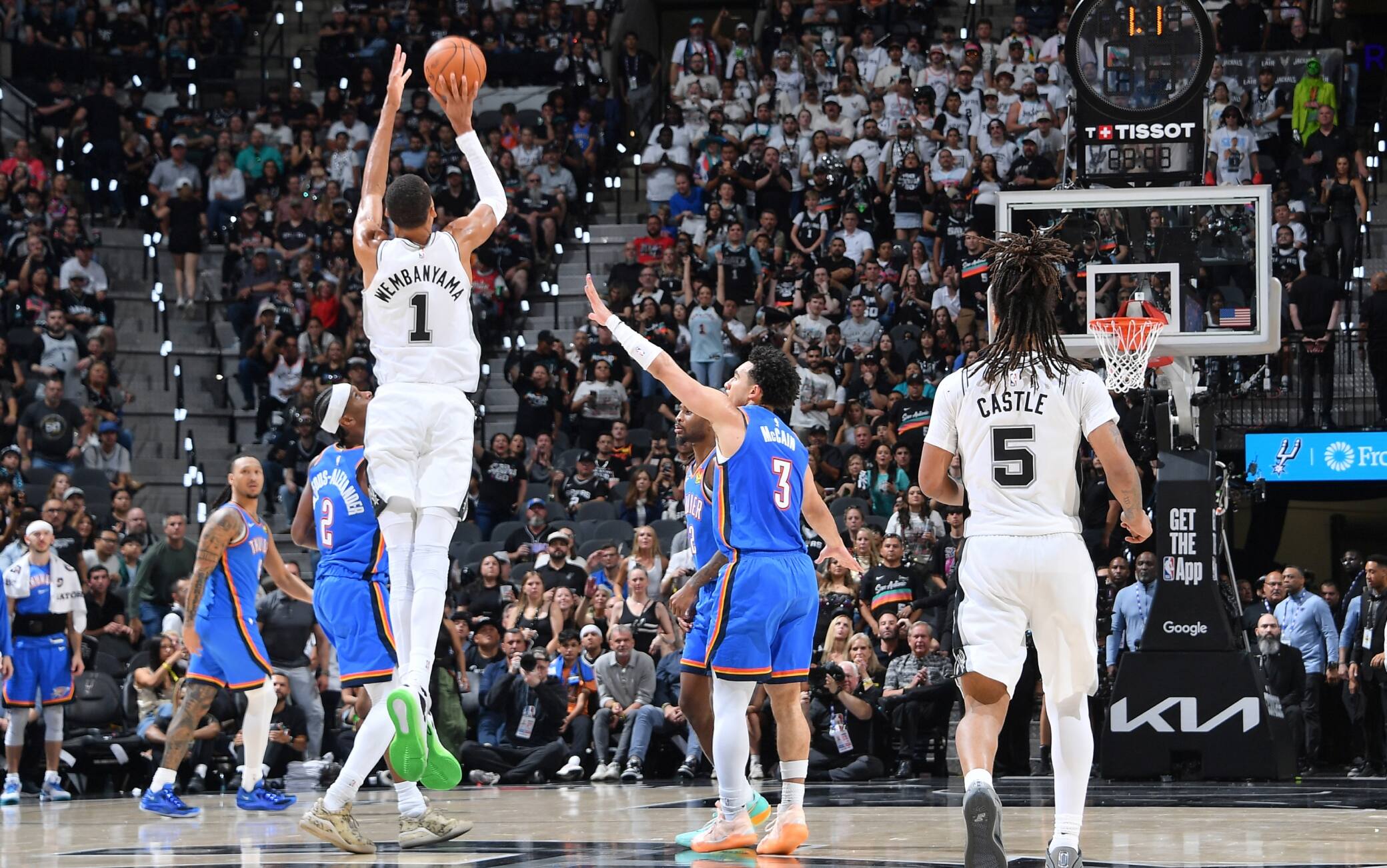 Playoff NBA, Wembanyama chiude il primo tempo con una tripla pazzesca da centrocampo