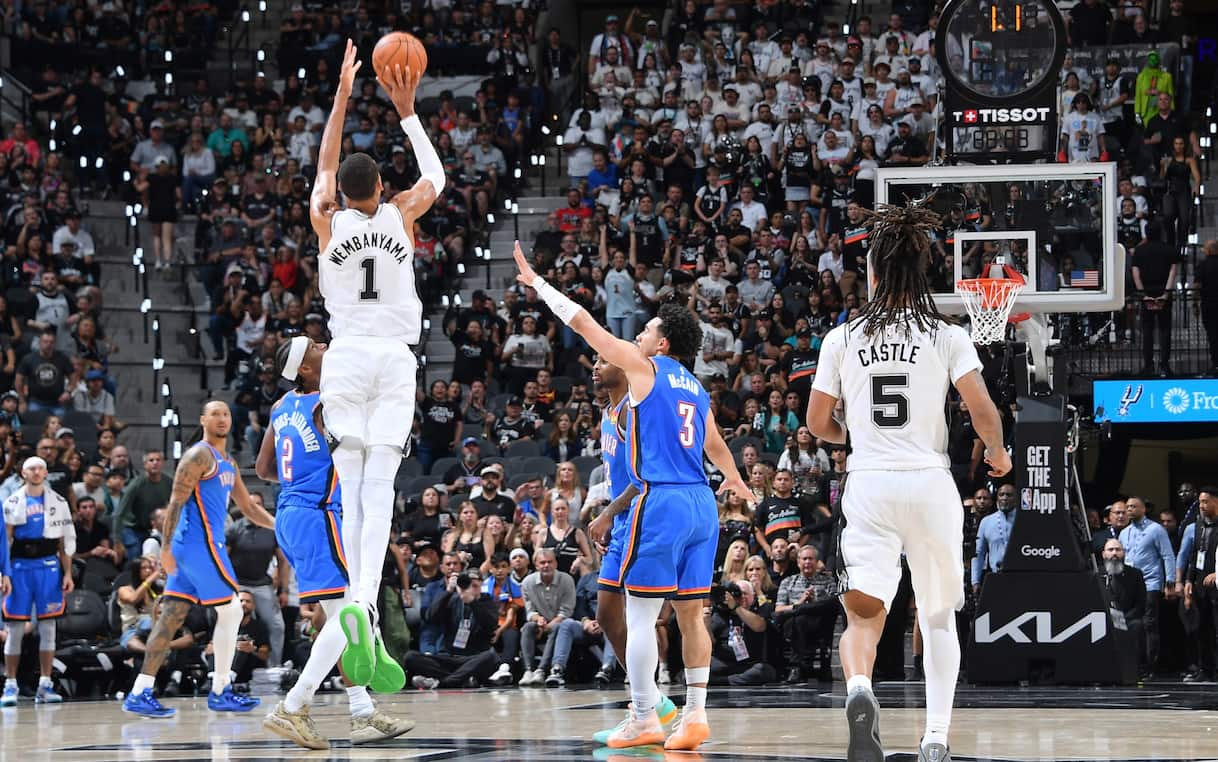 https://sport.sky.it/assets/images/6bbaf4697eb4c866427ef97b3d8a229d03ada8af/skysport/it/nba/video/2026/05/25/playoff-nba-victor-wembanyama-tripla-centrocampo-video-1100601/wembanyama_tripla_getty.jpg?im=Resize,width=1218