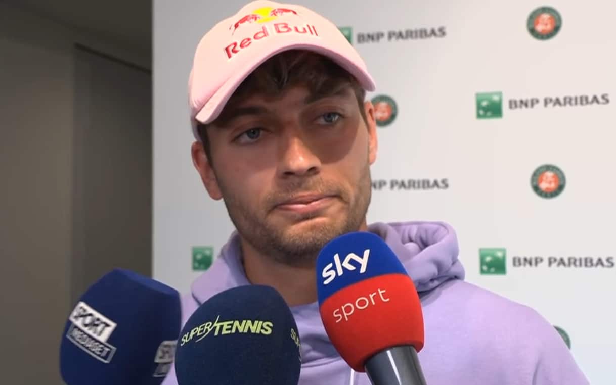 https://sport.sky.it/assets/images/6bd87b5a3d19b502e14804f80073e38eb702bdc3/skysport/it/tennis/video/2026/06/05/cobolli-arnaldi-roland-garros-intervista-video-1103345/cobolli_screen_1.jpg?im=Resize,width=1218