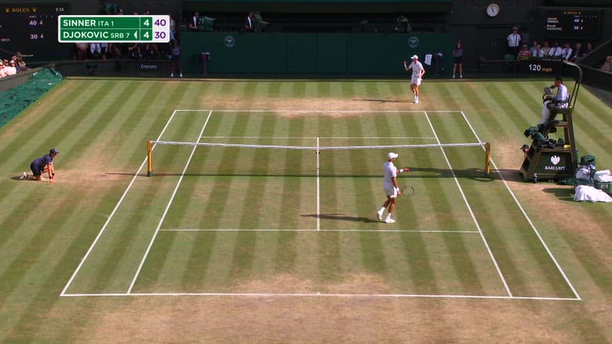 Sinner, passante vincente contro Djokovic per il break