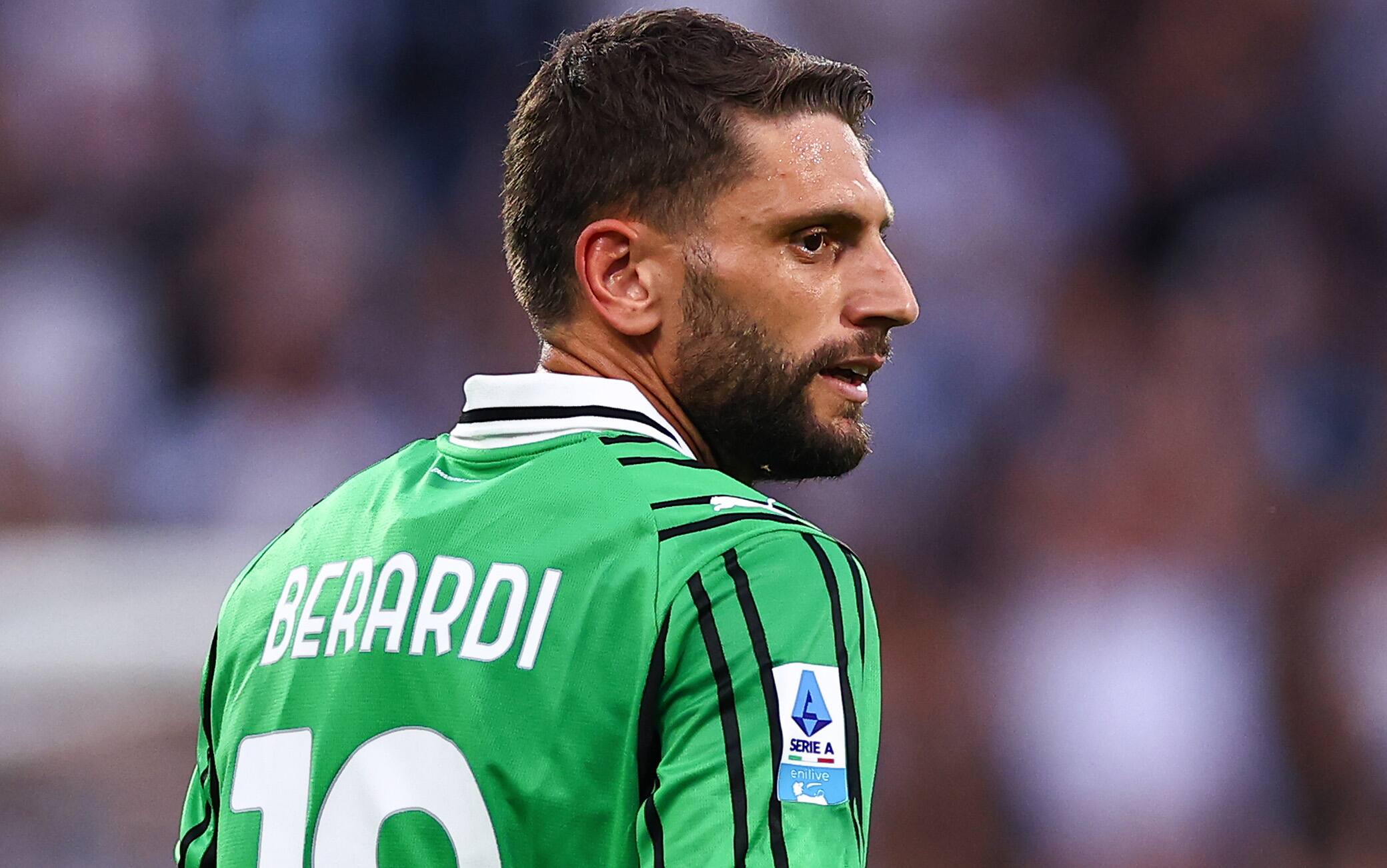 Berardi, il capitano del Sassuolo soccorre un ragazzo caduto in bici a Forte dei Marmi