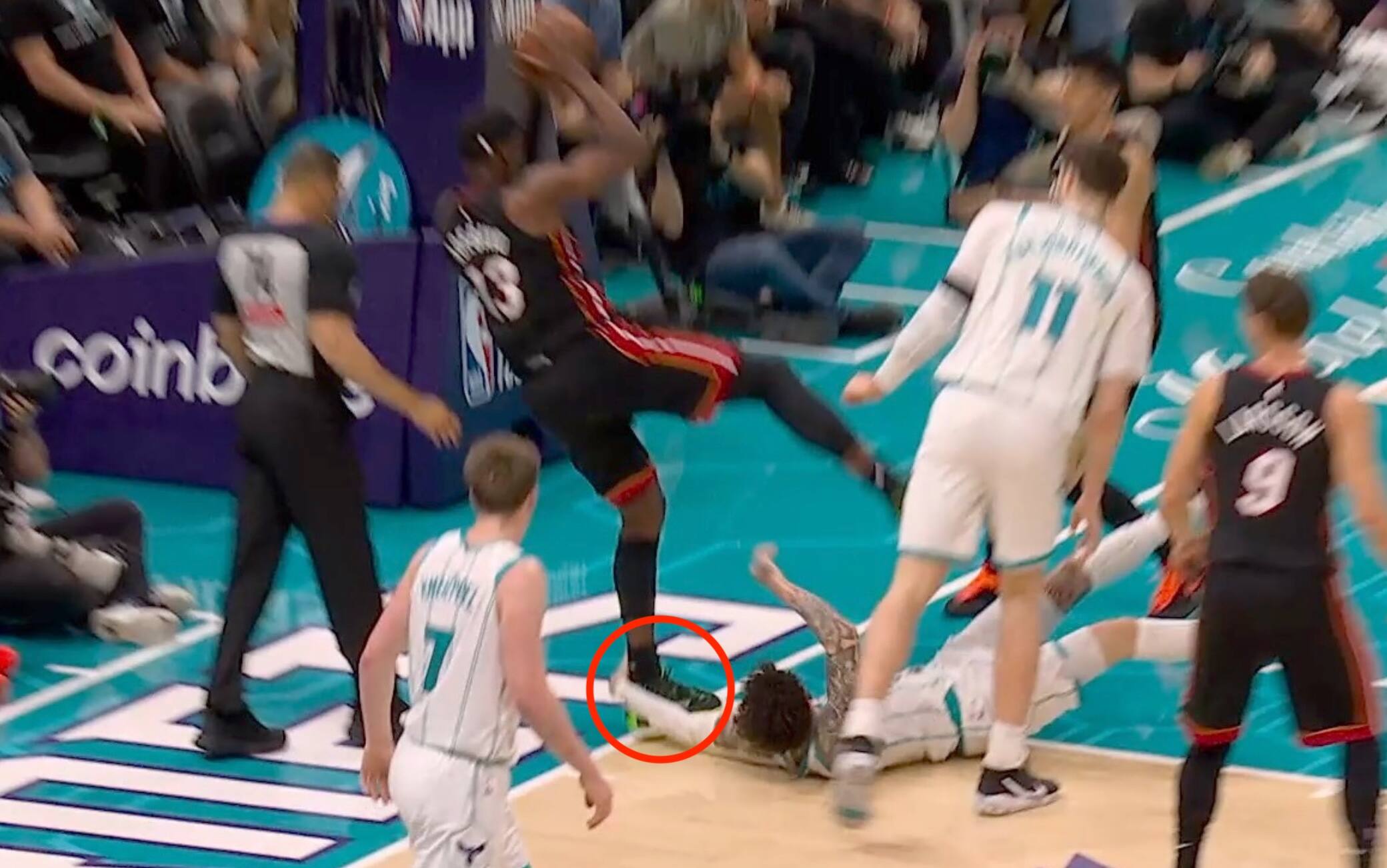NBA, LaMelo Ball fa lo sgambetto ad Adebayo: infortunio per il lungo, Spoelstra furioso