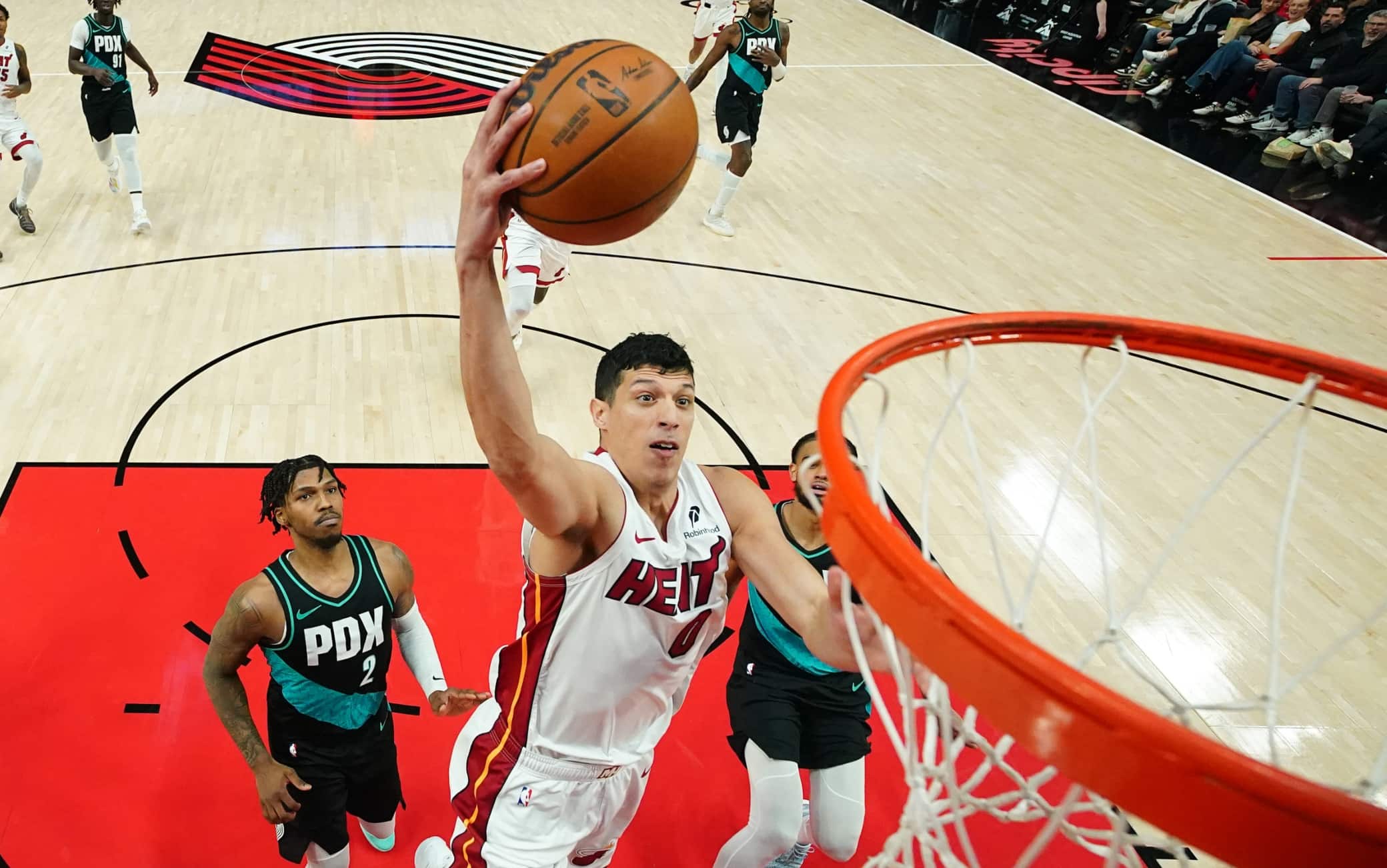 NBA, Simone Fontecchio segna 17 punti, ma Miami perde a Portland. VIDEO