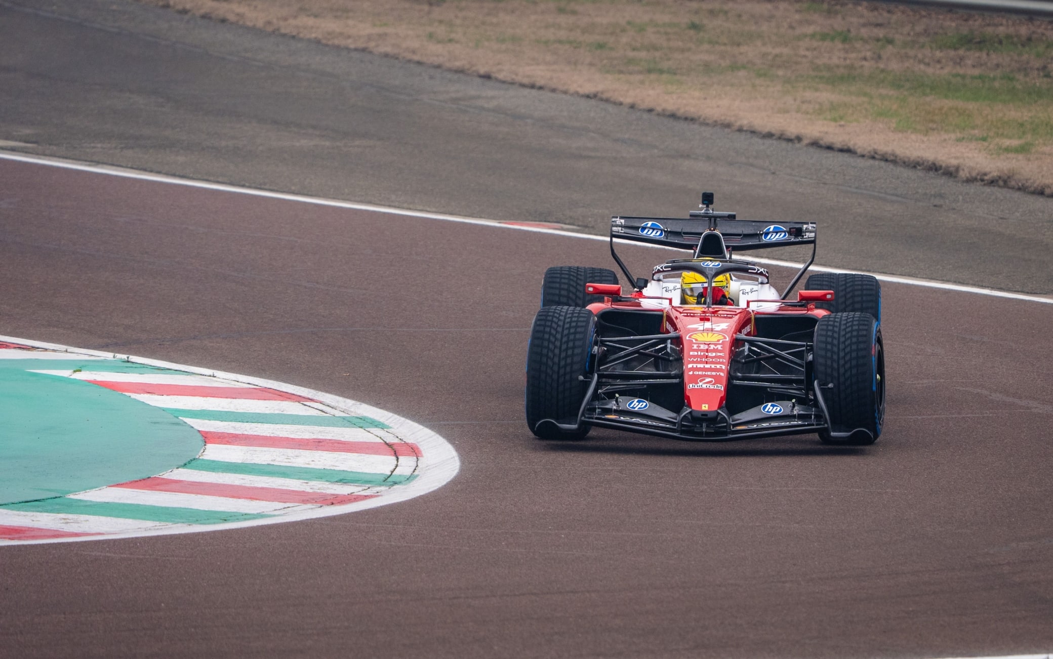 Shakedown Ferrari SF-26, primo assaggio di aerodinamica attiva. VIDEO